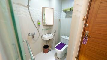 Shower, perlengkapan mandi gratis, pengering rambut, dan sandal