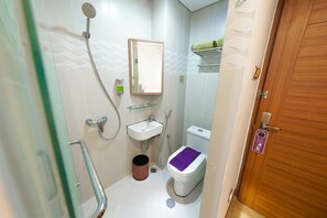 Shower, free toiletries, hair dryer, slippers - Heef Hotel Pasar Baru  (Jakarta)