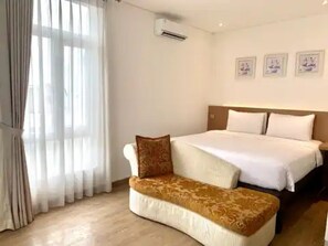 Executive | Desk, free WiFi, bed sheets - Heef Hotel Pasar Baru (Jakarta)
