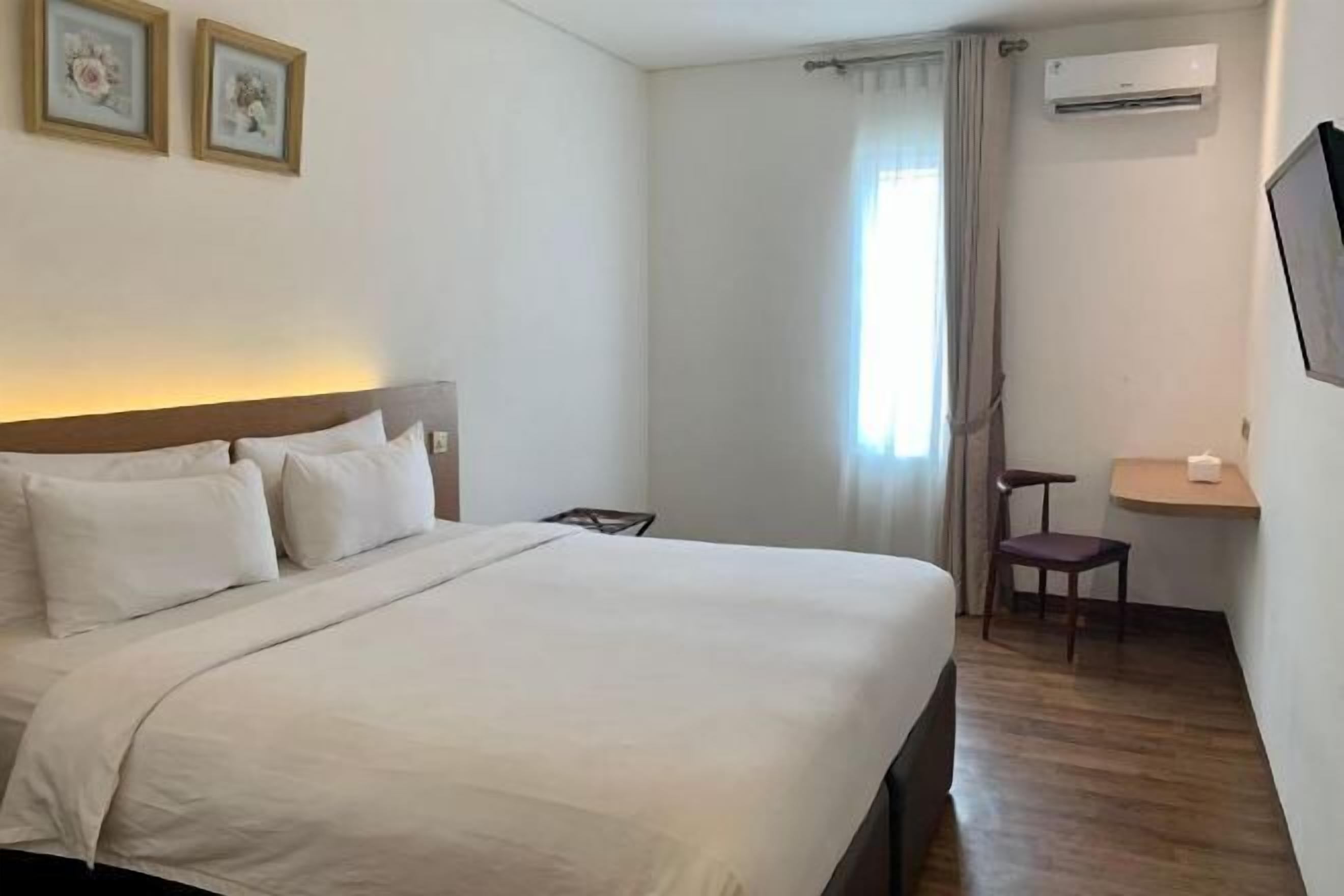 Desk, free WiFi, bed sheets