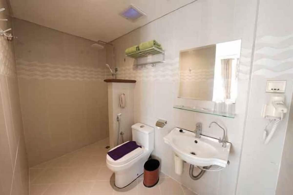 Bathroom | Shower, free toiletries, hair dryer, slippers