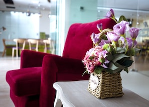 Lobby sitting area - Heef Hotel Pasar Baru (Jakarta)