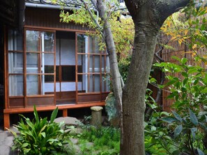 Eenvoudige Twin kamer, uitzicht op tuin | Een bureau, gratis wifi, beddengoed