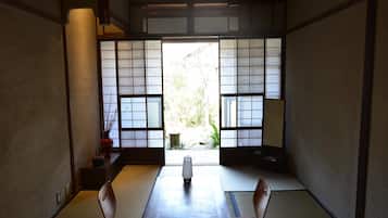 基本雙床房, 花園景 | 書桌、免費 Wi-Fi、床單