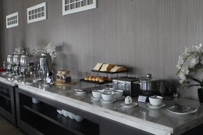Tägliches Frühstücksbuffet (70000 IDR pro Person)