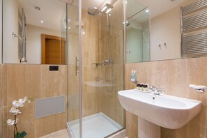 Shower, hair dryer, bidet, towels - Piazza Venezia Suite Design (Roma)