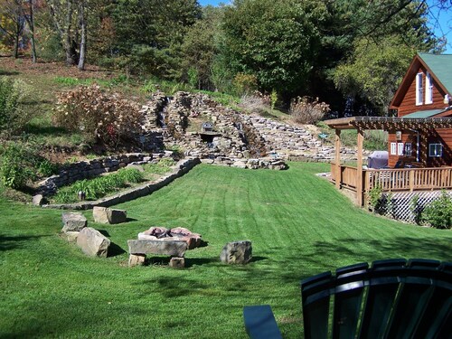 Serenity Falls Charming home w/stone wood fireplace. Close to 7 Springs Resort