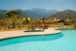 Piscina all'aperto, una piscina riscaldata