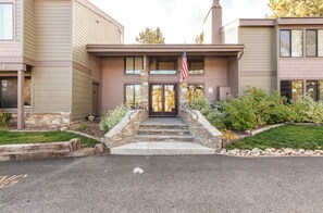 Exterior - Summit #43-4 seasons resort getaway. Pool, spas, gym, tennis and more! (Mammoth Lakes)