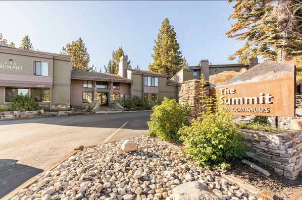 Un edificio residencial con un cartel que dice "The Summit Condominiums".