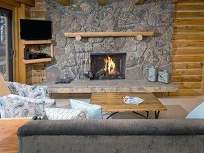 Televisión y chimenea 