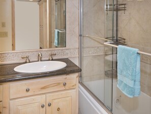Badewanne, Haartrockner, Handtücher