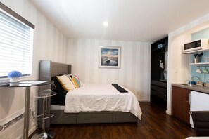 1 bedroom, iron/ironing board, Internet, bed sheets - New Studio with Pool and Laundry (Oakland Park)