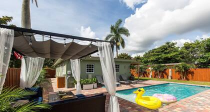 New Studio with Pool and Laundry