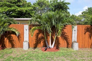 Property grounds - New Studio with Pool and Laundry (Oakland Park)