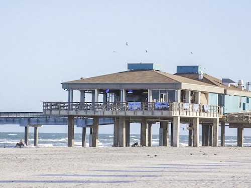 Quiet Beach Retreat, One Block from Whitecap Beach, Sleeps 4, Pet Friendly