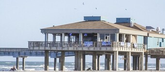 Quiet Beach Retreat, One Block from Whitecap Beach, Sleeps 4, Pet Friendly