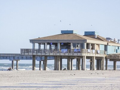 Quiet Beach Retreat, One Block from Whitecap Beach, Sleeps 4, Pet Friendly