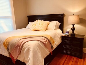 4 bedrooms, iron/ironing board, travel cot, free WiFi - Dundee Charm - Fall and Holiday dates going quickly (Omaha)