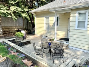 Outdoor dining - Dundee Charm - Fall and Holiday dates going quickly (Omaha)