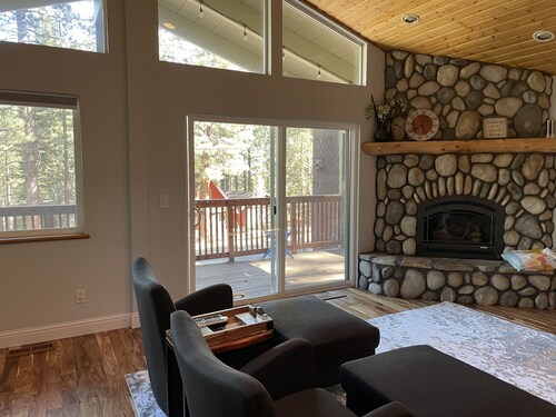 Friedliches South Lake Tahoe Chalet. Gehe zu den Wanderwegen. 10 Minuten nach Heavenly und Downtown