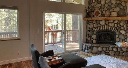Friedliches South Lake Tahoe Chalet. Gehe zu den Wanderwegen. 10 Minuten nach Heavenly und Downtown