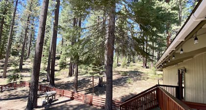 Rauhallinen South Lake Tahoe Chalet. Kävele polkuihin. 10 min Heavenly ja Downtown