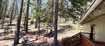 Walk to Trails,10 min Downtown & Heavenly! Quiet South Lake Tahoe Chalet.