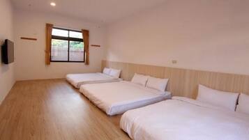 House, 6 Bedrooms | Living room | LCD TV