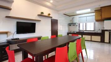 House, 6 Bedrooms | In-room dining