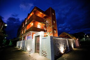 Front of property - evening/night - Fu Bao Wu Villa (Hengchun)