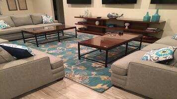 Smart-tv, tv-spel, dvd-spelare och bordsfotboll