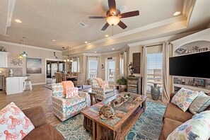 TV connectée, cheminée, livres