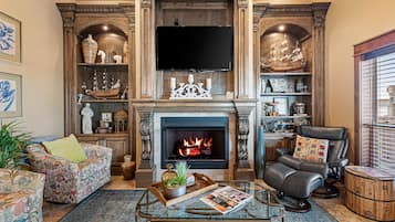 TV connectée, cheminée, livres