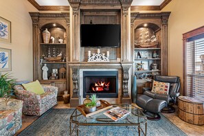 TV connectée, cheminée, livres