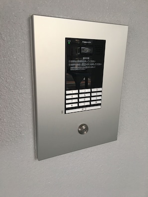 办公桌、遮光窗帘、免费 WiFi、床单