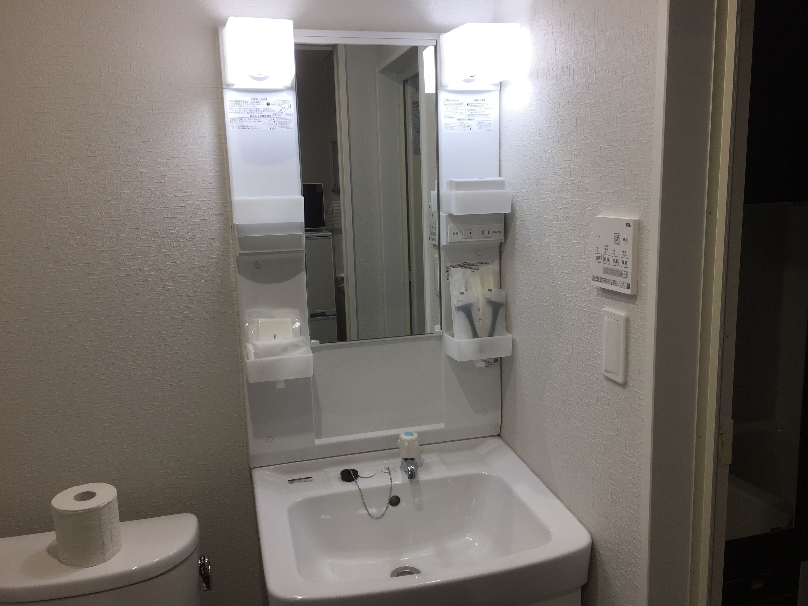 Combined shower/tub, free toiletries, hair dryer, bidet