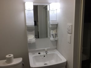 Combined shower/bathtub, free toiletries, hair dryer, bidet - Mr.KINJO in MAEHARA (Ginowan)