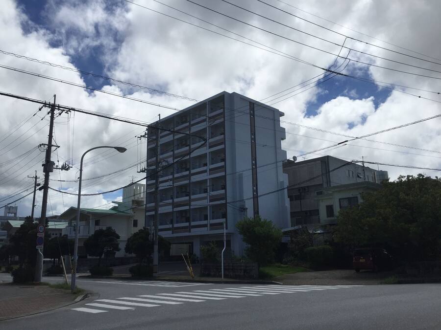 A multi-story building with a flat roof and numerous windows.