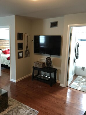 1 dormitorio, tabla de planchar con plancha, wifi y ropa de cama