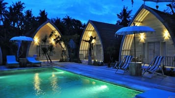 Hồ bơi ngoài trời