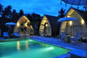 Una piscina al aire libre