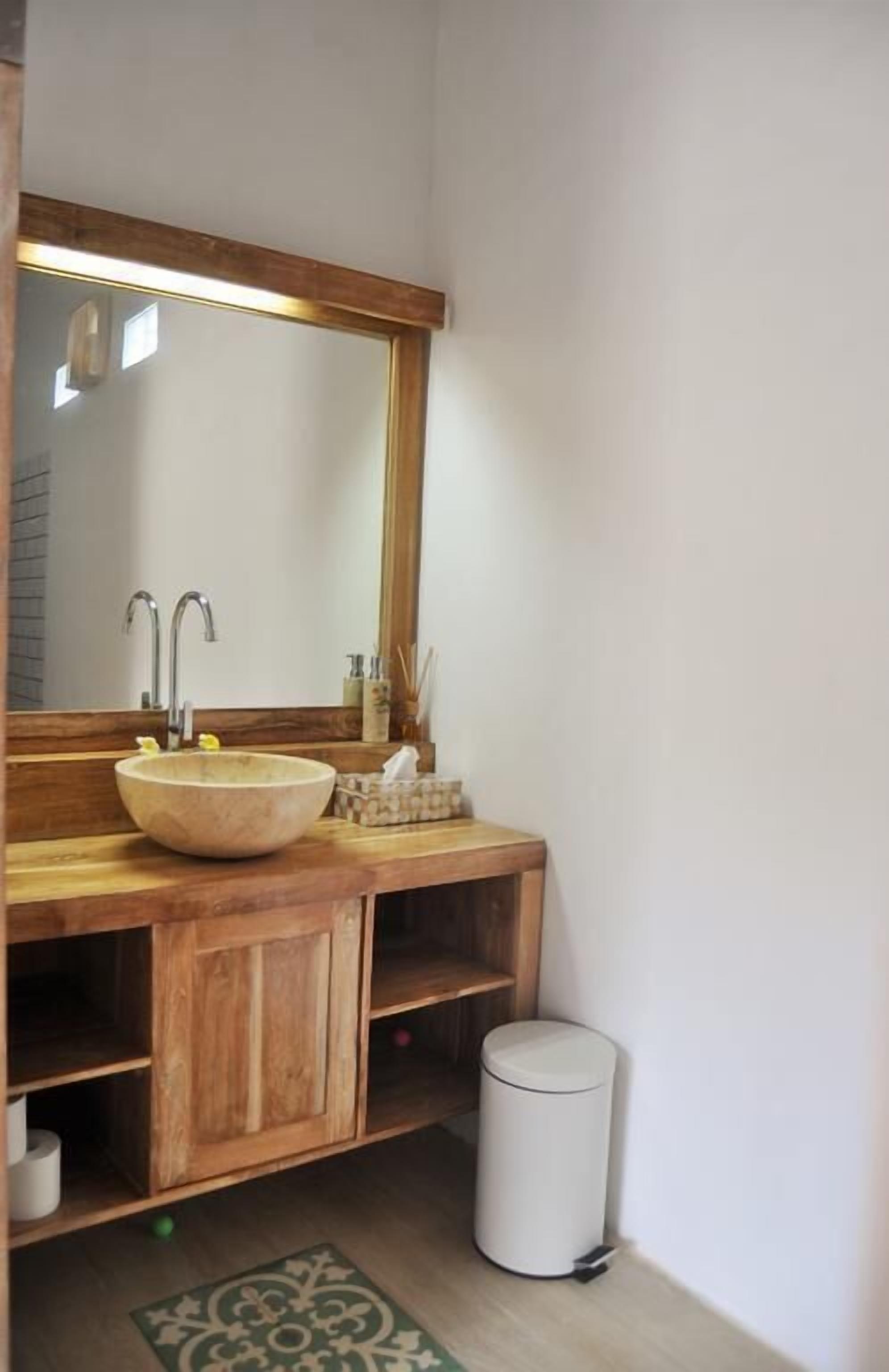 Bungalow – deluxe, 1 kingsize-seng, terrasse, ved basseng | Vask på badet