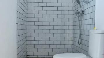 Bungalow Depan King | Bathroom | Shower, free toiletries, hair dryer, towels