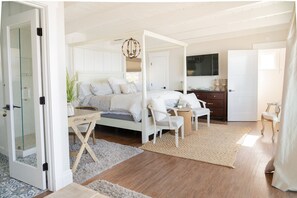 4 habitaciones, escritorio y tabla de planchar con plancha 