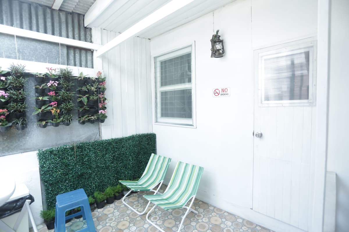 Deluxe Room for 3 People | Balcón