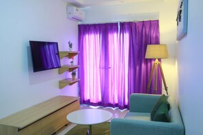 Family Suite, 2 Bedrooms | Living room | Flat-screen TV - Résidence Ethan (Abidjan)