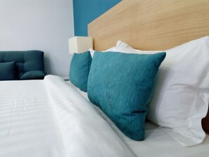 Senior Suite, 1 Bedroom | Living room | Flat-screen TV - Résidence Ethan (Abidjan)
