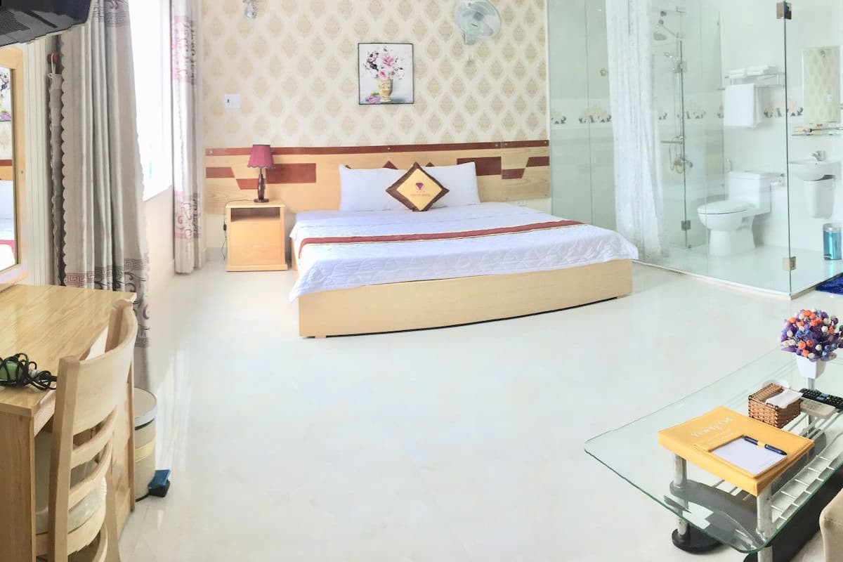 Luxe kamer, 1 kingsize bed | Een minibar, een bureau, geluiddichte muren, gratis wifi