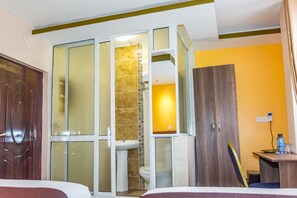 Shower, free toiletries, hair dryer, towels - Hotel Green Court Nairobi (Nairobi)